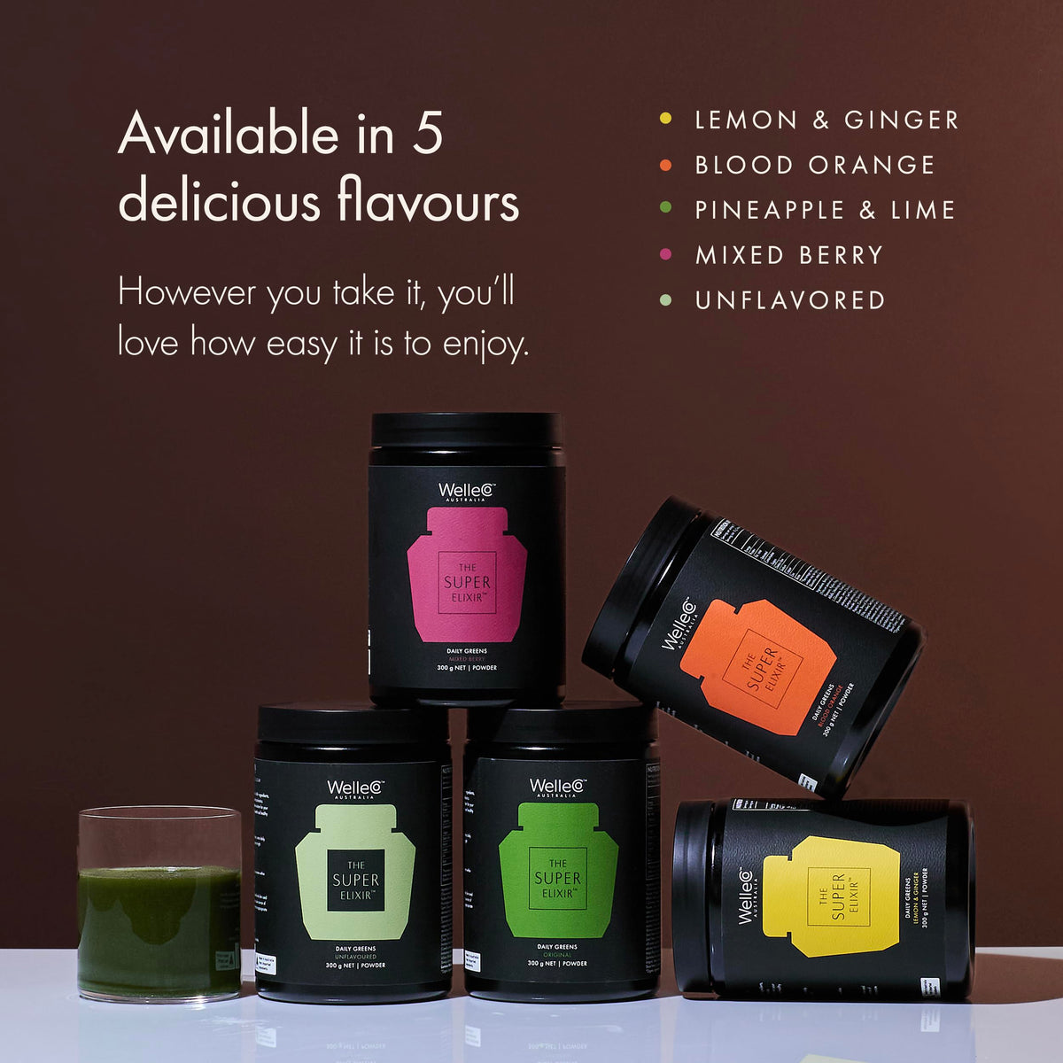 WelleCo The Super Elixir Poudre de Super Greens 300g mélange dans un verre