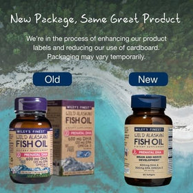 Wiley's Finest Huile de Poisson Prénatale DHA 900mg gélules dans une main