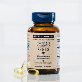 Wiley's Finest Omega-3 avec Vitamine K2 et D3 sur une table en bois