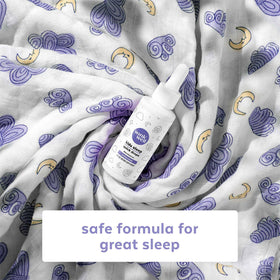Wink Naturals Gouttes de Mélatonine Liquide pour Enfants 1mg sur une table de nuit