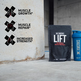 Xwerks Lift créatine monohydrate en poudre, mélange dans un verre
