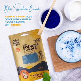 Yogi Super Foods Poudre de Spiruline Bleue 155g en préparation de smoothie