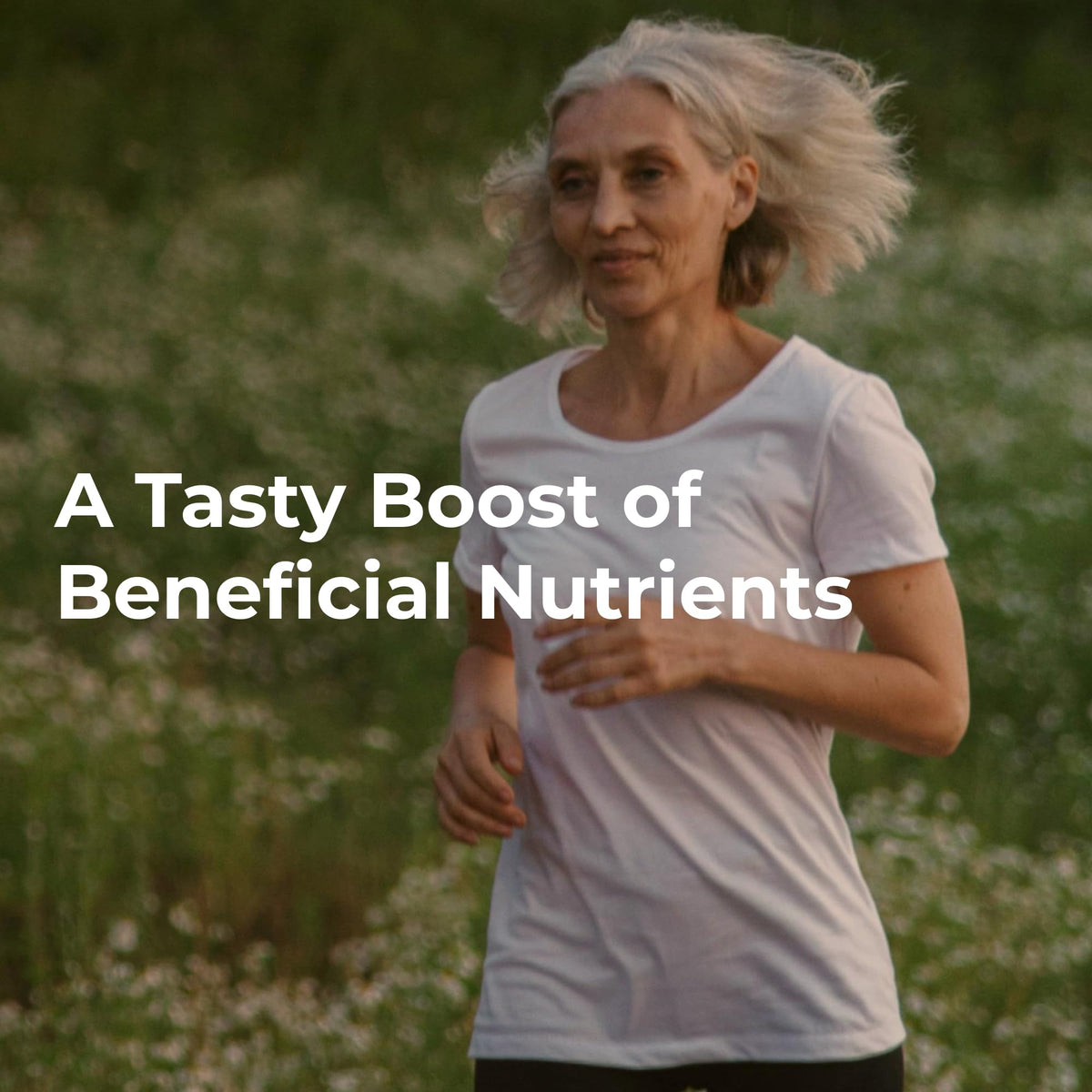 Youngevity Beyond Tangy Tangerine 2.5 poudre sur une table avec fruits