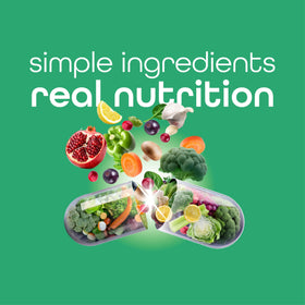 Zena Nutrition Super Greens capsules avec un verre d'eau