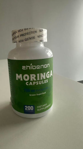 Zhibenon Extrait de Moringa Oleifera 700 mg sur table avec d'autres vitamines